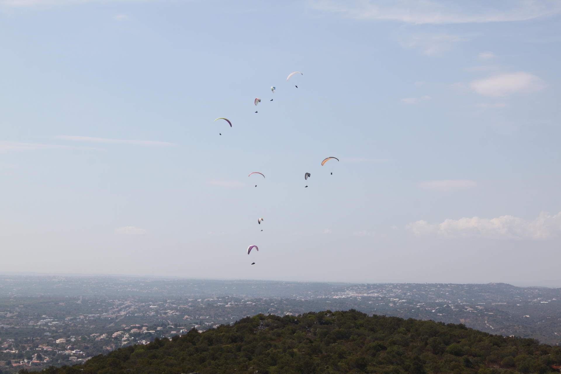 Parapentes voando num térmica no cerro de cabeço de câmara, Loulé